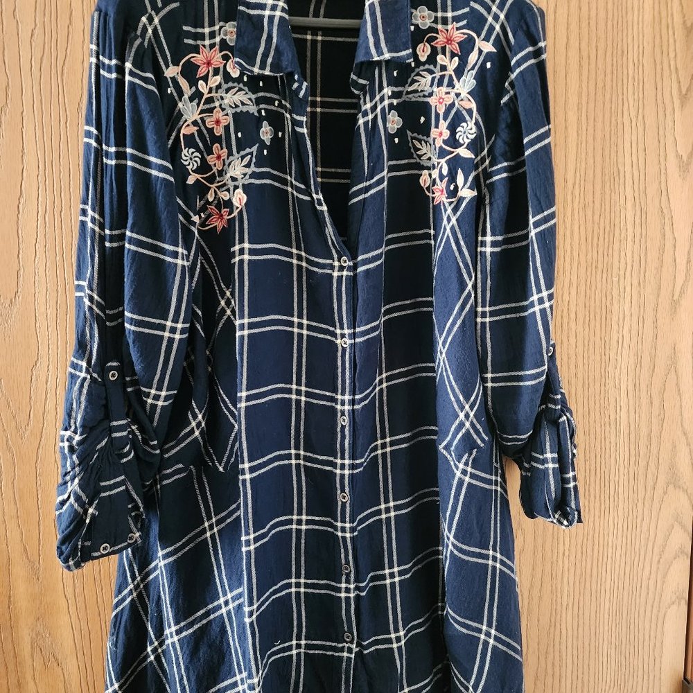 Womens Top-Size 3X Navy Blue w/White strip & Flower Embroidery on front